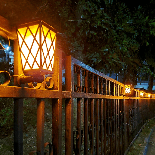 Solar Courtyard Lamp